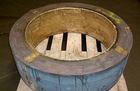 Deckscheibe / Ring ca. Ø950/650x270mm aus C45 (1.1730), im Stahlhammerwerk mit Bearbeitungszugabe roh nahtlos gewalzt mit US-Prüfung und 3.1B-Zeugnis, Innendurchmesser vorfräsen, vorwärmen, unter Temperaturhaltung Auftragsschweißung Alubronze CuAl8 ( 2.0981 ) DIN 17665 mehrlagig ca. 6mm, spannungsarm glühen, drehen auf Karussell, fertig bearbeiten auf CNC-Bohrwerk