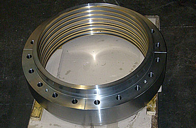 Deckscheibe / Ring ca. 950/650x270mm aus C45 (1.1730), im Stahlhammerwerk mit Bearbeitungszugabe roh nahtlos gewalzt mit US-Prfung und 3.1B-Zeugnis, Innendurchmesser vorfrsen, vorwrmen, unter Temperaturhaltung Auftragsschweiung Alubronze CuAl8 ( 2.0981 ) DIN 17665 mehrlagig ca. 6mm, spannungsarm glhen, drehen auf Karussell, fertig bearbeiten auf CNC-Bohrwerk